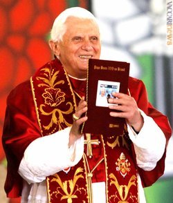 Benedetto XVI con il francobollo che il Brasile gli ha tributato (foto Reuters)