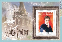 Dopo la Francia (nella foto il foglietto, parte di una serie più ampia) ed altri Paesi, anche il Regno Unito celebra Harry Potter