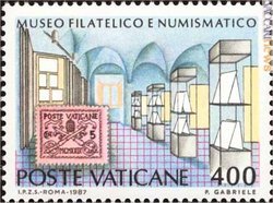 Nel 1987 due francobolli promossero la sede inaugurata allora; nel 400 lire è rappresentata la sala filatelica. La serie per la nuova dislocazione è attesa per il prossimo settembre