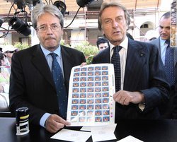 Il ministro alle Comunicazioni, Paolo Gentiloni, ed il presidente della Fiat, Luca Cordero di Montezemolo, con il foglio di francobolli