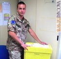 Uno dei militari addetti al servizio con le casse di Poste italiane