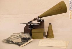 Tra gli oggetti proposti, il «Grammofono phonopostale»