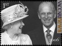 La coppia reale in uno dei francobolli che usciranno il 16 ottobre per il sessantesimo anniversario del matrimonio