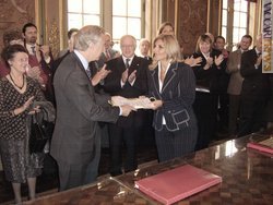 Un’istantanea della cerimonia, svoltasi sabato: l’ambasciatore italiano a Bruxelles, Sandro Maria Siggia, dà il «Gran premio» alla delegata di Poste italiane, Maria Teresa Grano