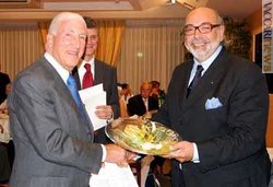 Il premio a Lino Lensi, nella foto con il presidente del Circolo filatelico numismatico, Rino Piccirilli (a destra)