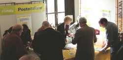 Attorno al tavolo di Poste italiane allestito presso la mostra (foto: Silvano Di Vita)