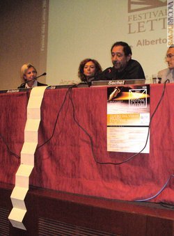 Alberto Salza, al centro nella foto, presenta il suo lungo messaggio all’Africa, parte del quale si prolunga oltre il tavolo (a sinistra)