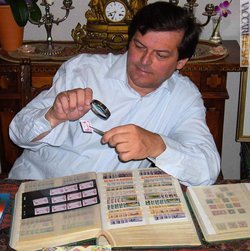 Mauro Dalla Casa mentre controlla alcuni «Gronchi rosa» per la conferenza del 20 ottobre; a Ravenna -ricorda il collezionista- ne furono venduti 47