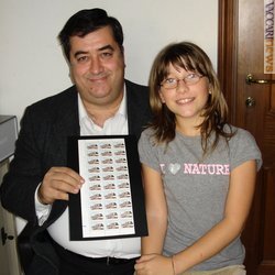 Luciano Garagnani e la figlia Valentina, neo collezionista ed attuale proprietaria del blocco, mostrano i francobolli