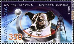 Il francobollo ungherese, uscito il 6 febbraio scorso. Al centro pone la cagnetta; ai lati vi sono i primi due «Sputnik»