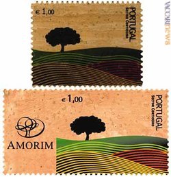 Il francobollo in sughero, nella doppia versione: con e senza bandella pubblicitaria