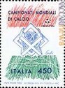 Il monumento «Goal - Italia 90» trasformato in francobollo; era il 9 dicembre 1989. L’opera reale ed il disegno che appare sulla vignetta sono del maestro