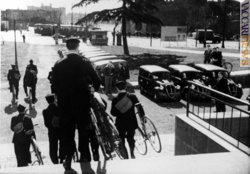 I postini torneranno, come un tempo, a pedalare? Roma Ostiense, 1948-49, portalettere in bicicletta all'uscita del palazzo delle Poste (foto: Museo storico pt)
