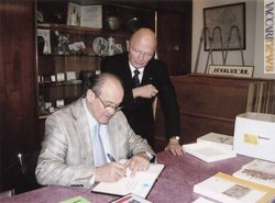 Il presidente della Fédération internationale de philatélie, Joseph Wolff, ufficializza la nascita dell’Accademia; alle spalle, Jean-Pierre Mangin. È il 26 ottobre