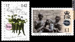 Due dei francobolli dedicati ai Beatles: quello belga del 4 dicembre 1999 e quello di Man del 20 aprile 2007