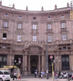 Tra le diverse sedi storiche, una è ora postale: si tratta di palazzo Broggi, in piazza Cordusio