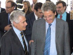Giovanni Ialongo (a sinistra, in primo piano) con Paolo Gentiloni