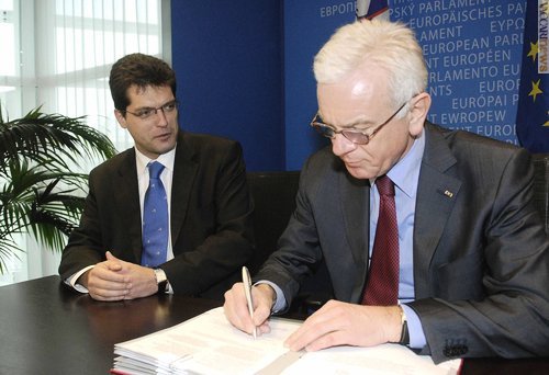 Il momento della firma: a sinistra, in rappresentanza del Consiglio, Janez Lenarcic; a destra, per il Parlamento, Hans-Gert Pöttering (fonte: Parlamento Europeo)