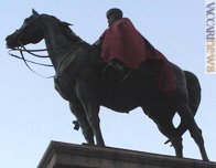 Il monumento che Genova ha dedicato a Giuseppe Garibaldi, per l'anniversario coperto da un mantello rosso