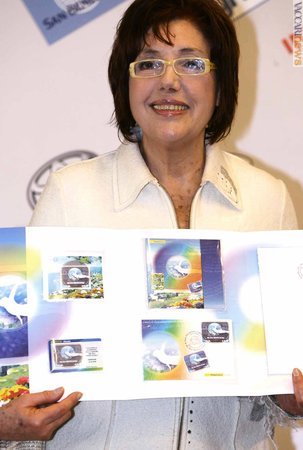 La vedova di Domenico Modugno, Franca Gandolfi, mostra i prodotti predisposti con il francobollo dedicato alla canzone