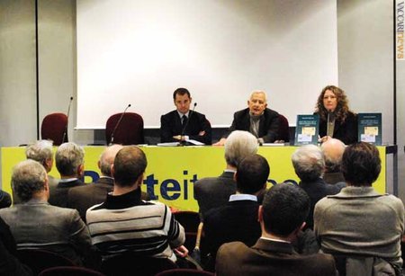 Un momento dell'incontro: da sinistra, Thomas Mathà, Mario Mentaschi e Valeria Vaccari