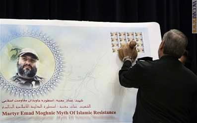Un momento della presentazione del nuovo francobollo (foto: Ap photo - Borna news, Hamid Saeidi)