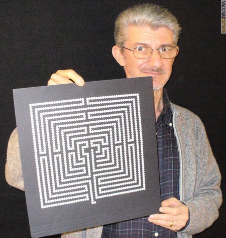 Vittorio Musso con la sua opera più impegnativa, il labirinto
