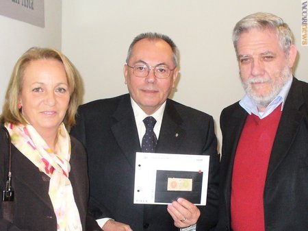 Silvana Toschi, Paolo Vaccari e Gianni Carraro oggi pomeriggio, con la busta destinata alla beneficenza