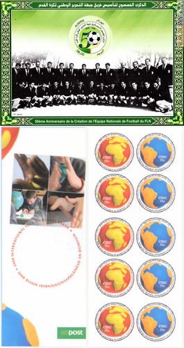 Il foglietto algerino con il francobollo al suo interno e il carnet irlandese