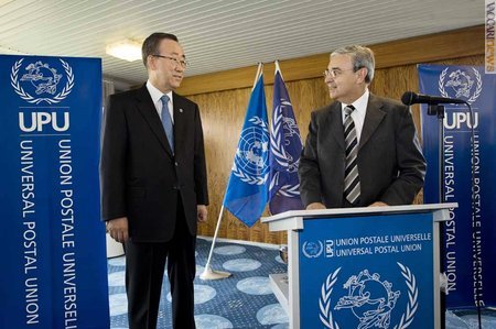 Il segretario generale dell’Onu, Ban Ki-Moon, incontra il direttore generale dell’Upu, Edouard Dayan (© Upu - Béatrice Devènes-Pixsil)
