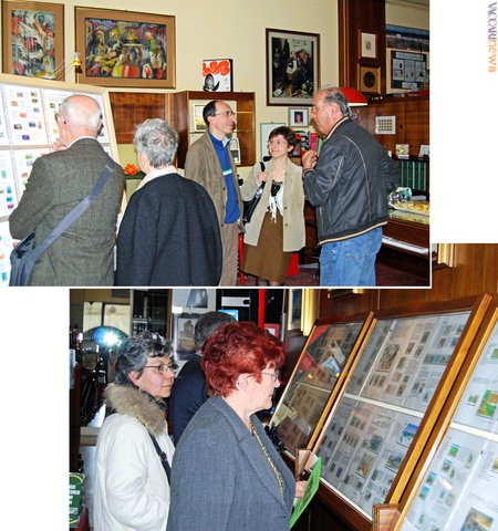 Nella foto in alto: al centro l'autore della collezione, Enrico Vettorazzo, con alcuni interessati; sotto, due signore collezioniste