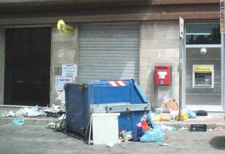 Maddaloni: viale Europa con l’ufficio postale ed i rifiuti (foto: “Nuova gazzetta di Caserta”)