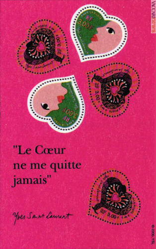 Il foglietto con i francobolli a forma di cuore di Yves Saint Laurent e la frase “Le coeur ne me quitte jamais”