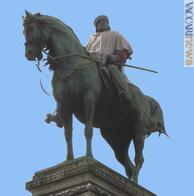 Il monumento a Giuseppe Garibaldi situato in piazza Cairoli; in queste settimane è... vestito