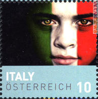 L'ultima serie austriaca, uscita il 16 maggio, propone sedici visi dipinti nei colori nazionali (qui il francobollo dedicato all'Italia), un po' come ha fatto Gibilterra due anni fa