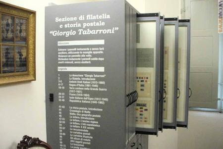 Uno dei due armadi a pannelli estraibili in cui è custodita la parte della collezione di Giorgio Tabarroni esposta al pubblico