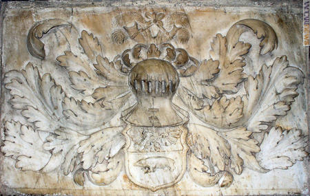 Lo stemma della famiglia, scolpito nella lapide tombale di Simone Tasso, responsabile cinquecentesco delle poste nello Stato di Milano