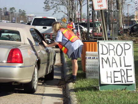 Ritorno al passato: tre anni fa l'estemporaneo ufficio postale di Larkin Smith (Mississippi), con l'impiegata Anita Huckabee e gli altri colleghi organizzati per soddisfare le esigenze della clientela (foto: Vance Harris, Usps)
