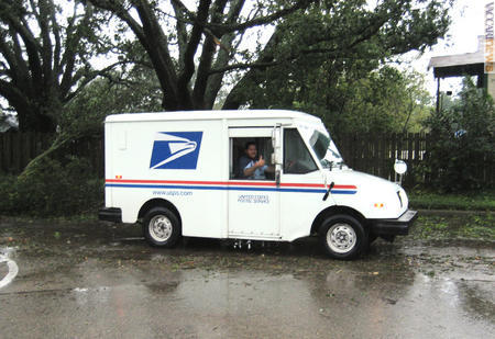 Un furgone postale a Baton Rouge, Louisiana, impegnato nel collegare gli uffici nei territori colpiti da “Gustav” (fonte: Usps)
