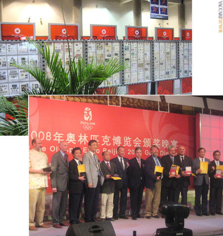 
La grande filatelia sportiva a Pechino: un’immagine della mostra e il momento della premiazione, dove si vedono anche gli italiani Maurizio Tecardi (secondo da sinistra) e Pasquale Polo (terzultimo)