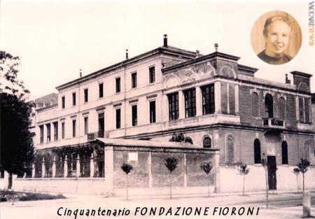 La cartolina: propone lo stesso edificio e, nel cerchio, il viso di Maria Fioroni