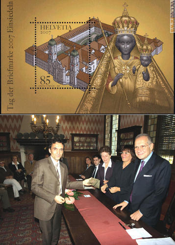Il foglietto elvetico vincitore della selezione 2008; sotto, il rappresentante della Posta svizzera, Reto Godenzi, riceve il premio dal presidente del Premio 