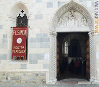 L'ingresso della mostra, allestita presso l'ex chiesa della Fratta