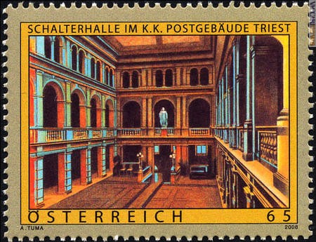Il francobollo che raffigura il salone delle Poste centrali di Trieste con la statua di Francesco Giuseppe. Arriverà dall'Austria il 3 novembre