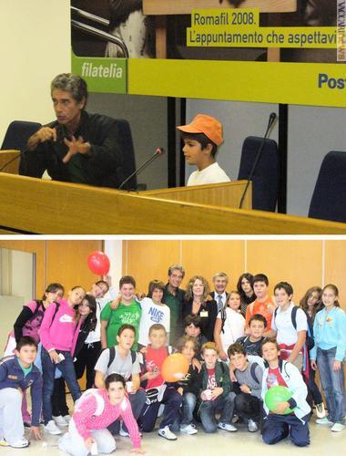 Gianfranco Jannuzzo con uno degli scolari e, sotto, foto di gruppo con l'attore, la rappresentante dell'azienda Valeria Vaccari e il presidente federale Piero Macrelli