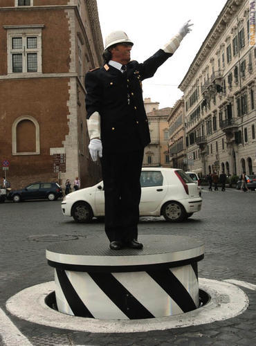 Un agente di polizia locale sulla pedana a scomparsa di piazza Venezia a Roma