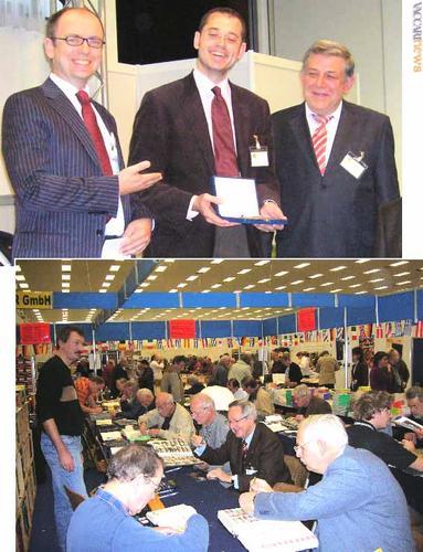 La giuria premia Thomas Mathà, in mezzo al vicepresidente della giuria Gerald Heschl e al presidente Eckart Bergmann; sotto, un'immagine del convegno commerciale