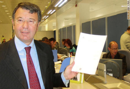 Il sindaco, Mimmo Giorgiano, mentre mostra il certificato che ha appena ottenuto allo sportello postale