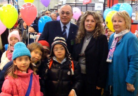 Paolo, Valeria e Renata Vaccari, oggi, con alcuni dei bambini che hanno partecipato al progetto giovani