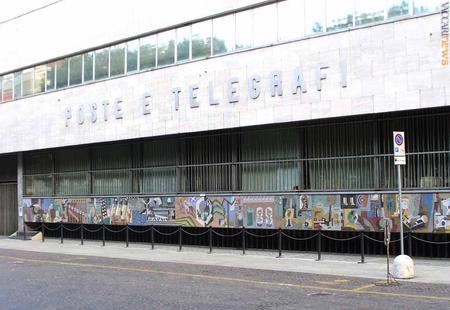 L'esterno dell'edificio razionalista, ravvivato con i mosaici di Gino Severini